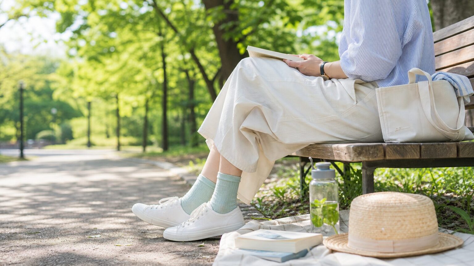 朝の公園で読書と手帳時間を楽しむご自愛